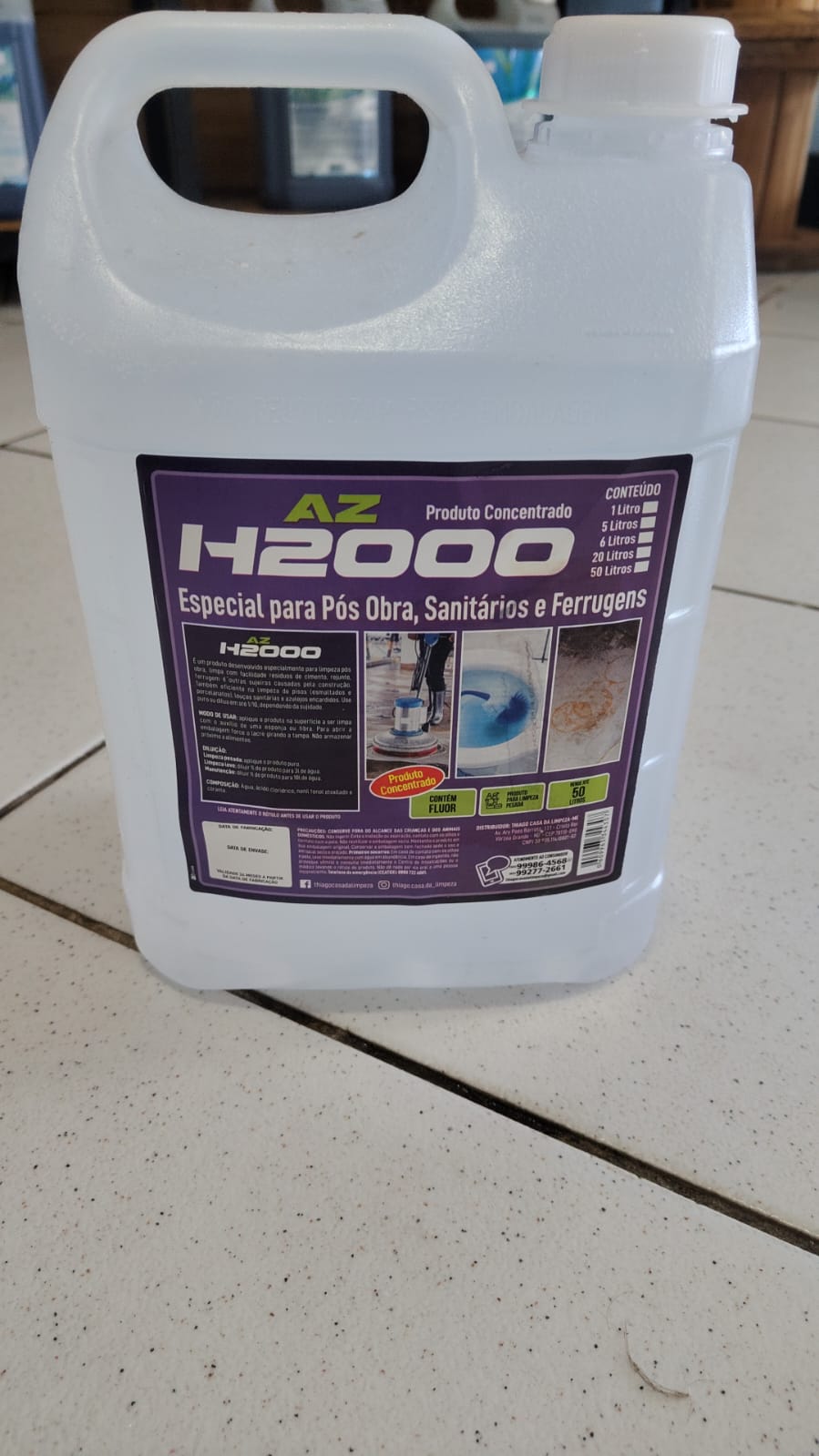 Produto usado na limpeza: galão de 5 litros do AzH2000, concentrado especial para pós-obra, sanitários e ferrugens.